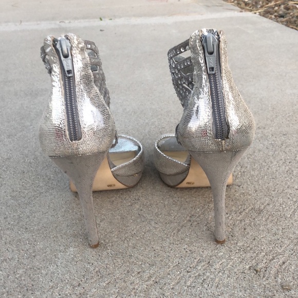 Gianni Bini Sparkly Silver Open-toe Stilettos! 4 inch heels. Size 7.5M - Picture 6 of 10